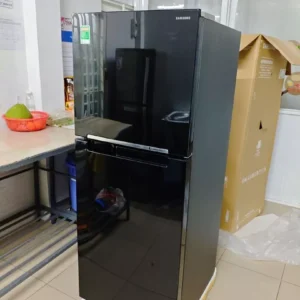 Tủ Lạnh Samsung Ngăn Đông Trên 216L RT20HAR8DBU/SV - Hệ Thống Làm Lạnh Vòm Đa Chiều, màu Đen
