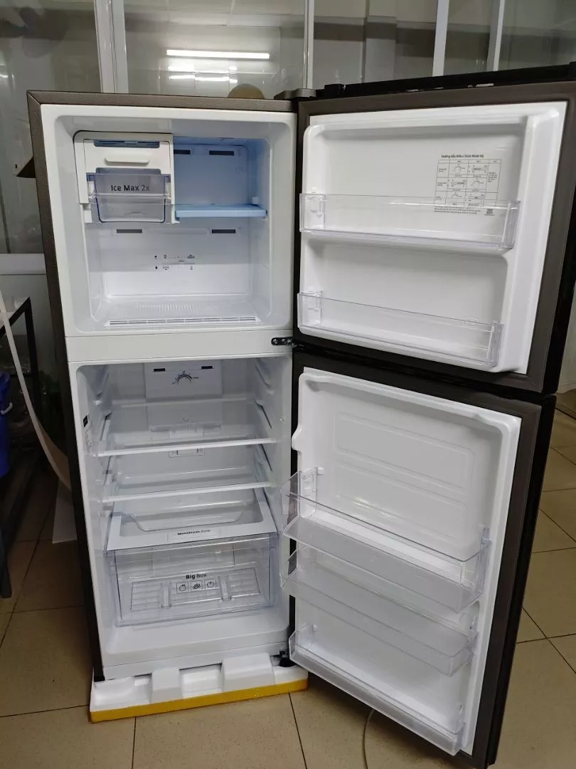 Tủ Lạnh Samsung Ngăn Đông Trên 216L RT20HAR8DBU/SV - Hệ Thống Làm Lạnh Vòm Đa Chiều, màu Đen