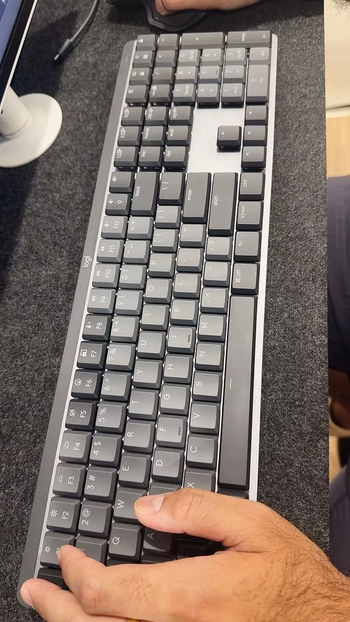 Bàn phím cơ không dây Logitech MX Mechanical – Tactile, chiếu sáng nền, sạc USB-C, mac OS | Win