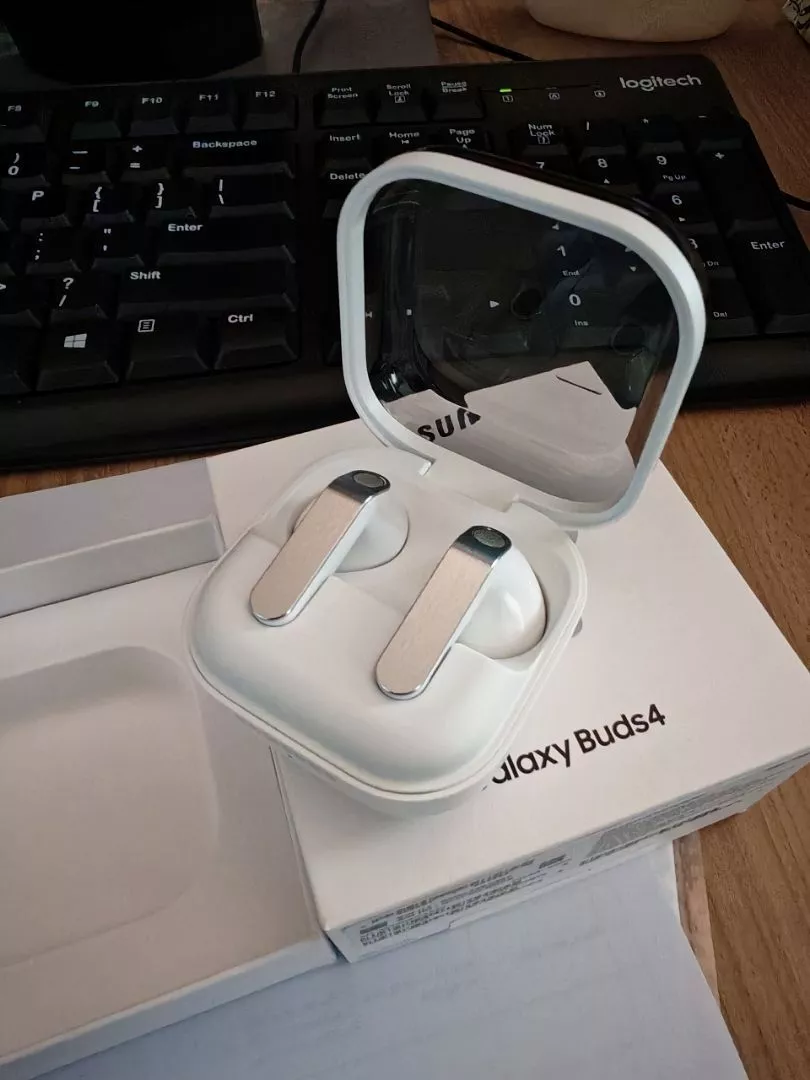 Tai nghe Samsung Galaxy Buds4, Chất âm Hi-Fi đa tầng, Chống ồn chủ động, Galaxy AI đa tác vụ