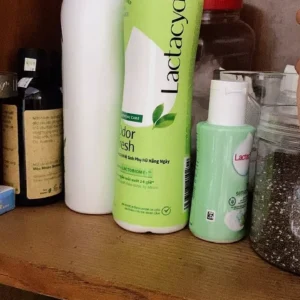 Dung Dịch Vệ Sinh Phụ Nữ Lactacyd Từ Lá Trầu Không&Nước Hoa Hồng Ngày Dài Tươi Mát Ngăn Mùi 24h 250ml