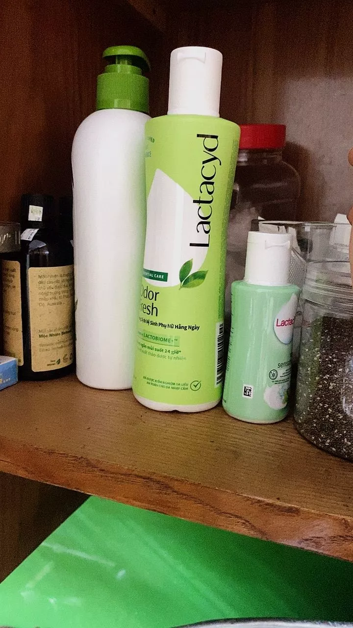 Dung Dịch Vệ Sinh Phụ Nữ Lactacyd Từ Lá Trầu Không&Nước Hoa Hồng Ngày Dài Tươi Mát Ngăn Mùi 24h 250ml