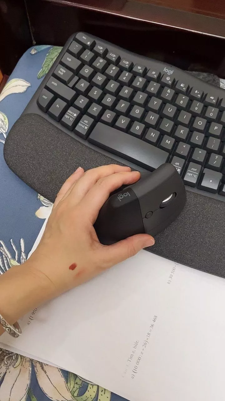 Combo Công thái học - Bàn phím Logitech Wave Keys và Chuột Logitech Lift Vertical