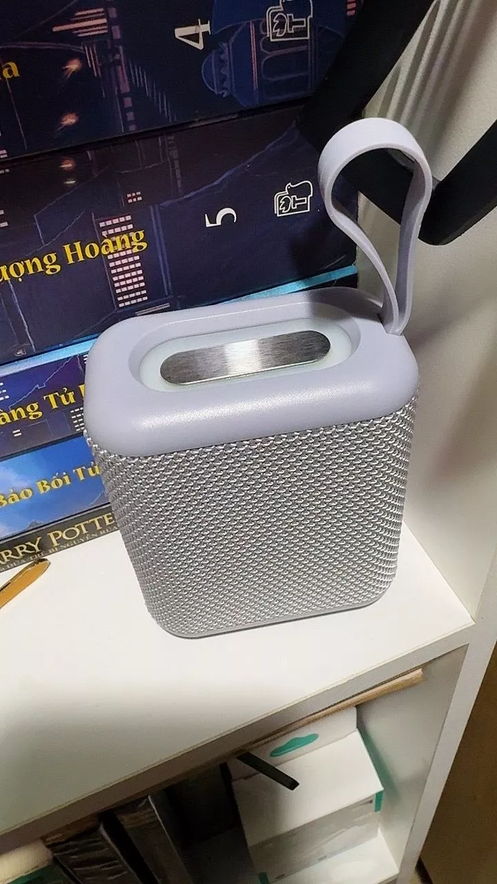 Loa Bluetooth GOOJODOQ RGB sở hữu hệ thống đèn LED chất lượng cao và âm thanh Hi-Fi, hỗ trợ phát nhạc từ thẻ TF/USB.