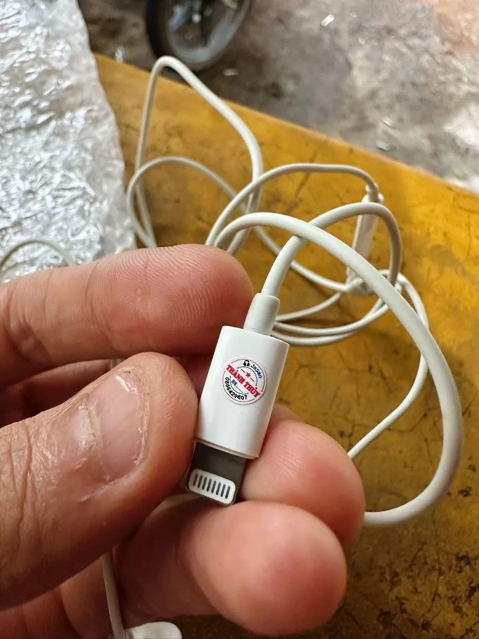 Tai nghe chân dẹp bóc máy ố nhẹ trầy nhẹ thanh lý. tặng kèm dây bọc tai