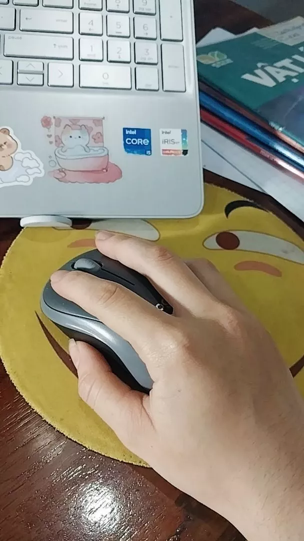 Chuột không dây Logitech M186 - USB, nhỏ gọn, thuận cả 2 tay, phù hợp PC/Laptop