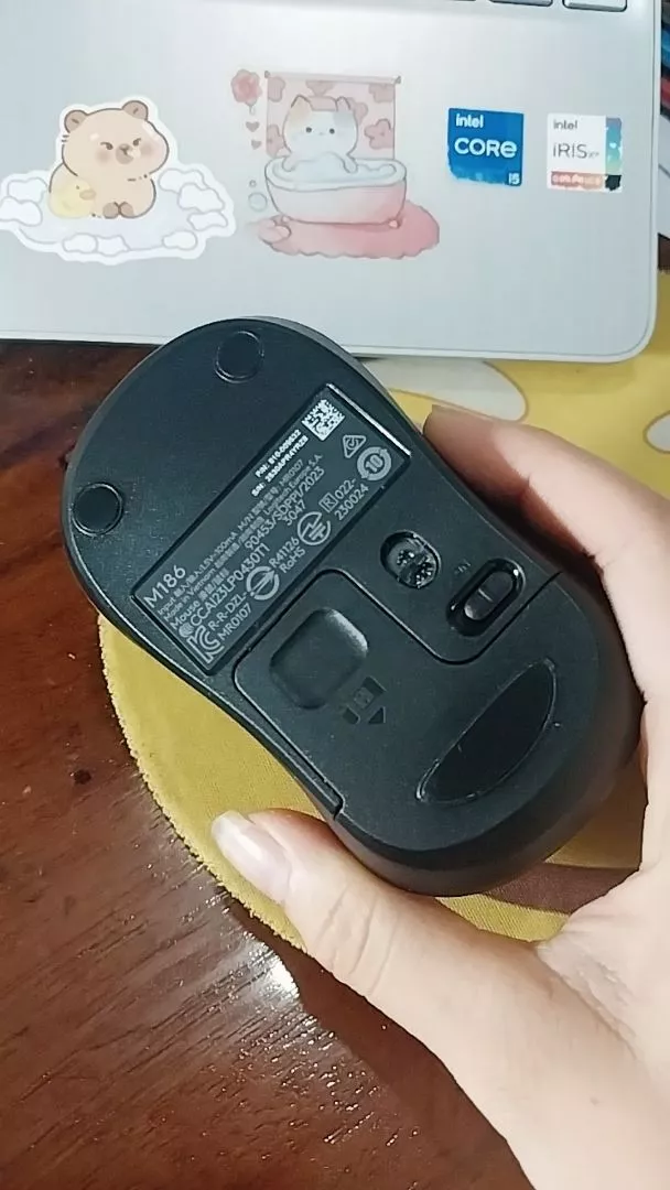 Chuột không dây Logitech M186 - USB, nhỏ gọn, thuận cả 2 tay, phù hợp PC/Laptop