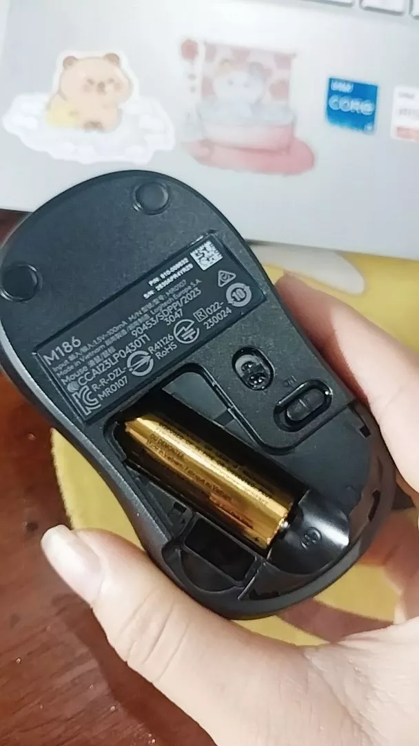 Chuột không dây Logitech M186 - USB, nhỏ gọn, thuận cả 2 tay, phù hợp PC/Laptop