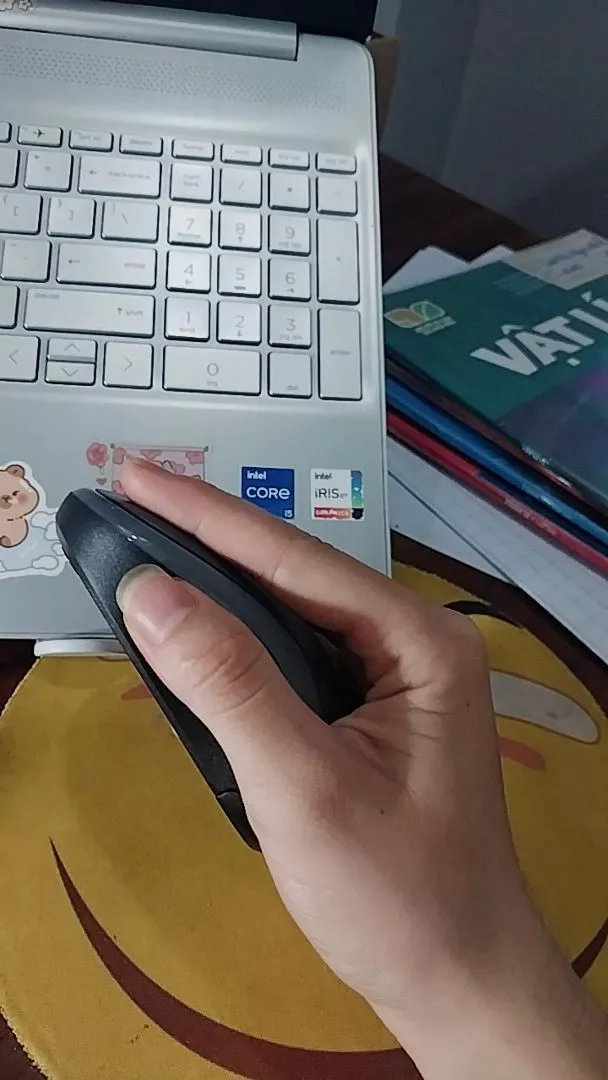 Chuột không dây Logitech M186 - USB, nhỏ gọn, thuận cả 2 tay, phù hợp PC/Laptop