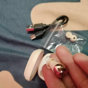 Tai nghe Bluetooth không dây là tai nghe khử tiếng ồn và chất lượng âm thanh di động nhỏ gọn Thích hợp cho IPhone và Android