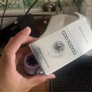 Quạt mini GOOJODOQ Type-C là sản phẩm cắm là chạy, cơ 15573 vòng/phút, lưu lượng gió mạnh mẽ 9,7 m/s