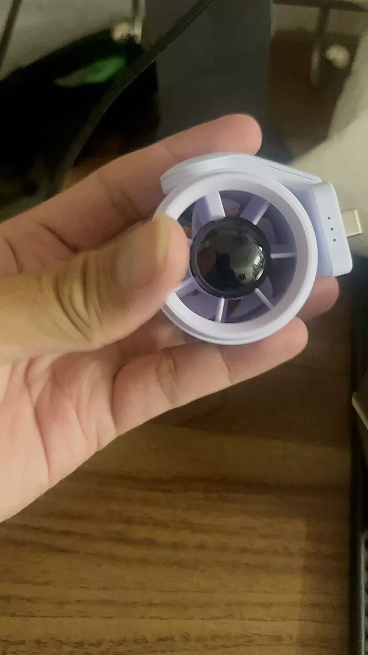 Quạt mini GOOJODOQ Type-C là sản phẩm cắm là chạy, cơ 15573 vòng/phút, lưu lượng gió mạnh mẽ 9,7 m/s