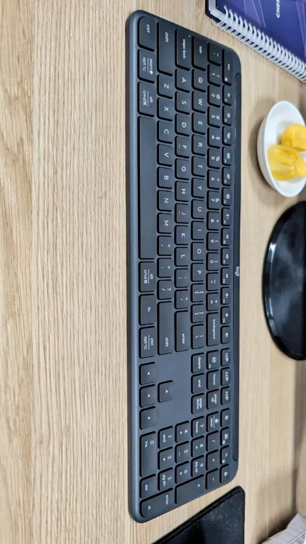 Bàn phím không dây Logitech K950 Signature Slim - Kết nối đa thiết bị, Gõ yên tĩnh, Bluetooth