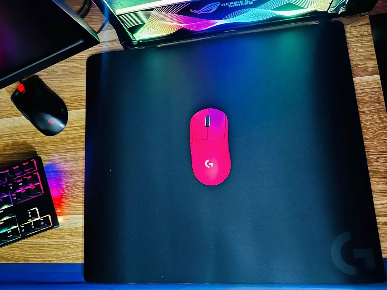 Bàn di, lót chuột gaming Logitech G740 - Đế cao su, ma sát tốt, chống trượt