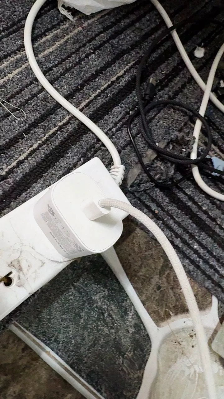 Pin dự phòng GOOJODOQ 10000mAh với sạc siêu nhanh 22.5W, tích hợp giao diện Light-ning và USB-C, cùng màn hình LED