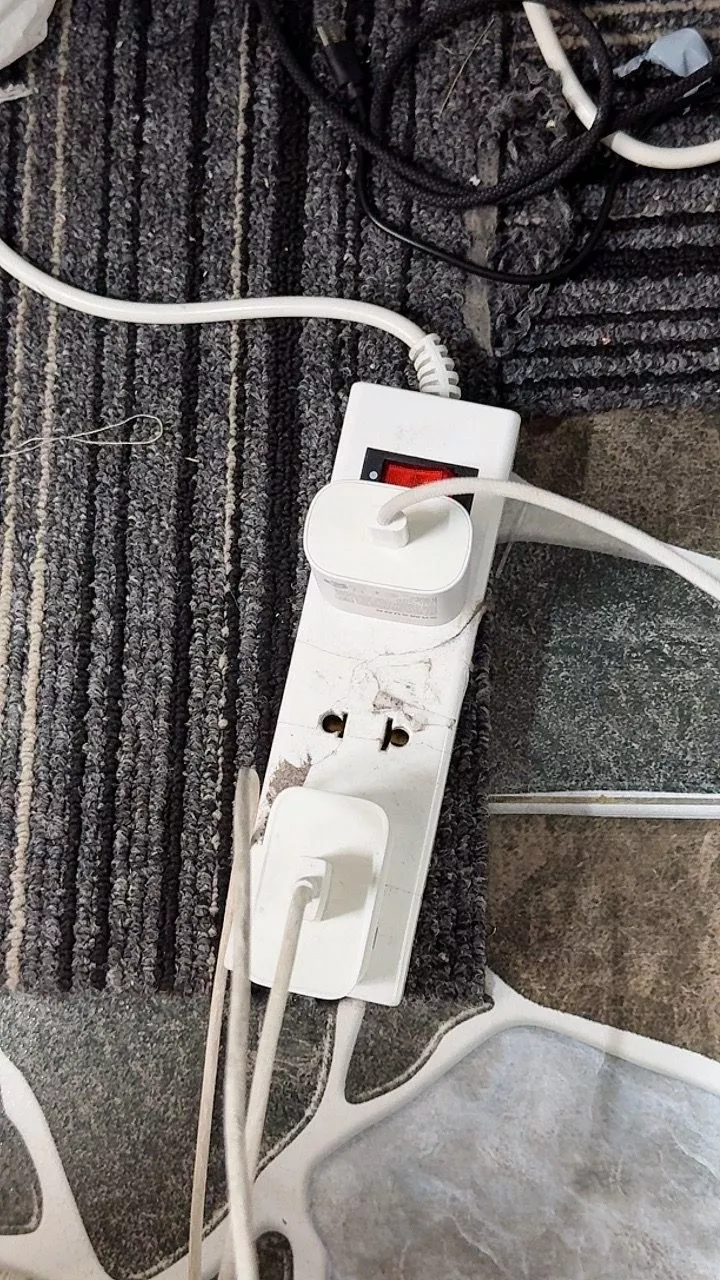 Pin dự phòng GOOJODOQ 10000mAh với sạc siêu nhanh 22.5W, tích hợp giao diện Light-ning và USB-C, cùng màn hình LED