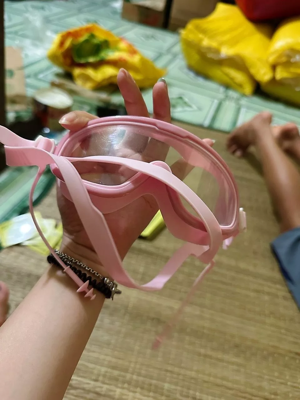 Kính Bơi Trẻ Em góc nhìn rộng có nút bịt tai Viền Silicon Mềm Mại Chống Nước Tuyệt Đối Không Đau Hằn