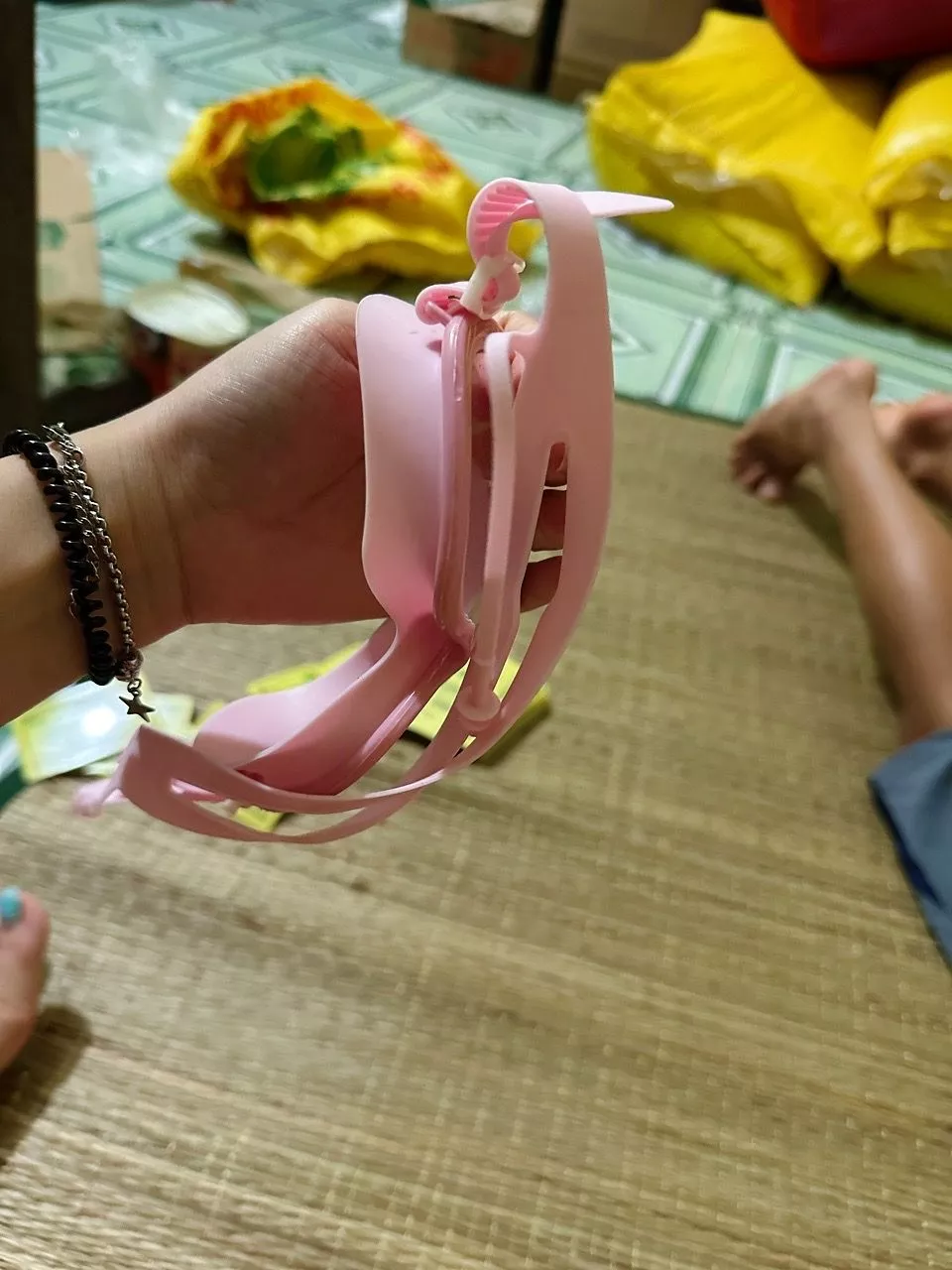 Kính Bơi Trẻ Em góc nhìn rộng có nút bịt tai Viền Silicon Mềm Mại Chống Nước Tuyệt Đối Không Đau Hằn