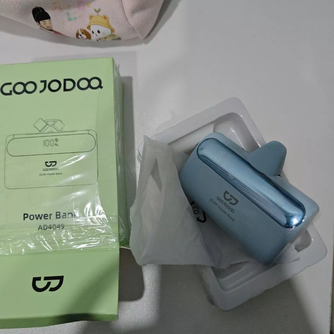 Pin dự phòng GOOJODOQ 10000mAh với sạc siêu nhanh 22.5W, tích hợp giao diện Light-ning và USB-C, cùng màn hình LED