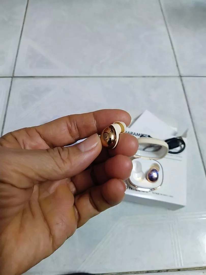Tai nghe Bluetooth không dây là tai nghe khử tiếng ồn và chất lượng âm thanh di động nhỏ gọn Thích hợp cho IPhone và Android