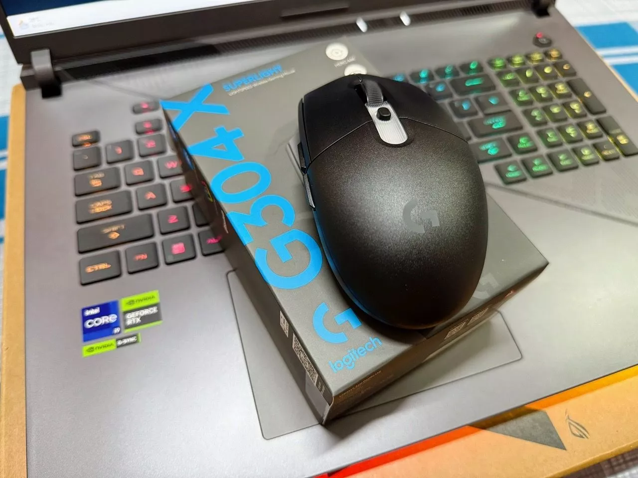 Chuột gaming Logitech G304 X SUPERLIGHT - Nhẹ 59g, Pin sạc, HERO 44K, LIGHTSYNC RGB, LIGHTSPEED, Bluetooth