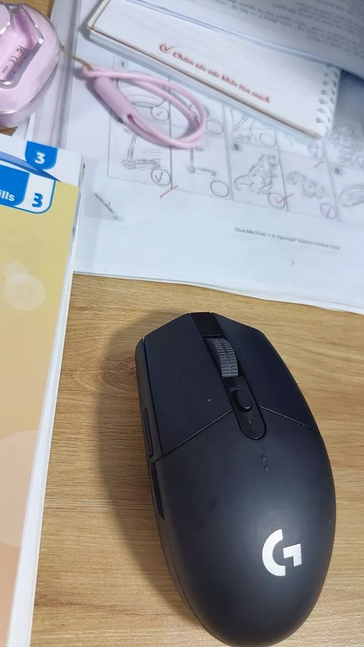 Chuột gaming không dây Logitech G G305 LIGHTSPEED - Hero 12K DPI, Nhẹ 99g, 6 nút lập trình, Pin 250h