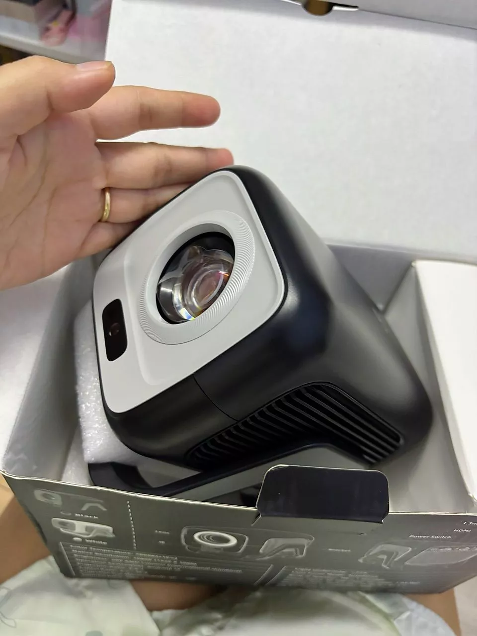 Máy chiếu Goojodoq 4K 1080P Full HD 200ANSI, Bluetooth 5.2 Tương thích rộng rãi với máy chiếu mini Netflix 120 inch