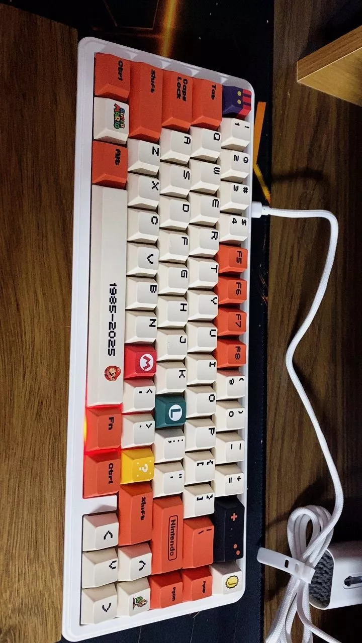 Keycap Mario đỏ với chất liệu PBT profile Cherry cực chất dành cho các dòng bàn phím cơ 126 phím