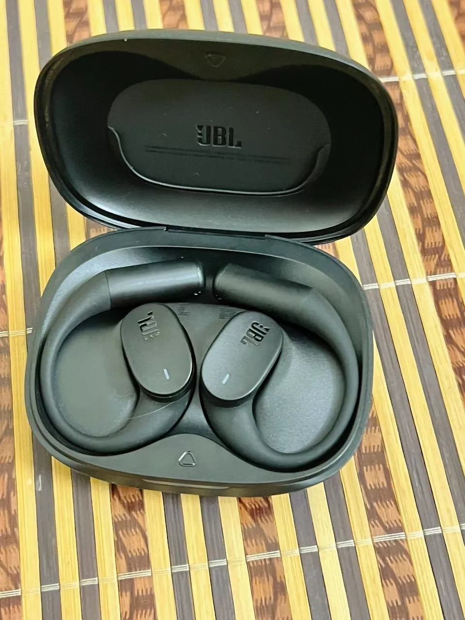Tai Nghe TWS Open Ear JBL Sense Lite Chơi Nhạc Tới 32 Giờ Với 4 Micro Kháng Bụi Nước IP54