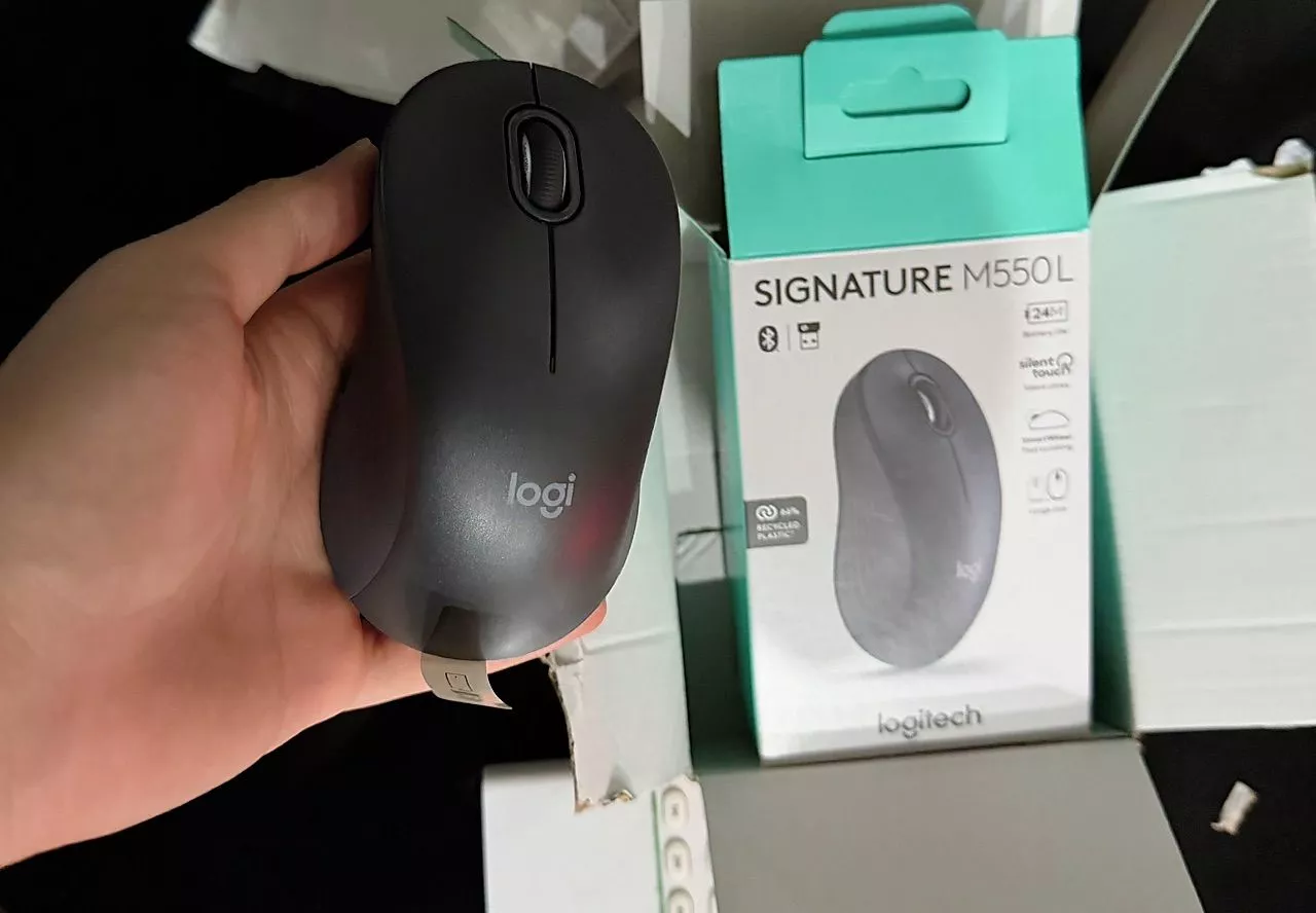 Chuột không dây Bluetooth Logitech M550 Signature - SmartWheel, giảm ồn, 4000DPI, Đa thiết bị