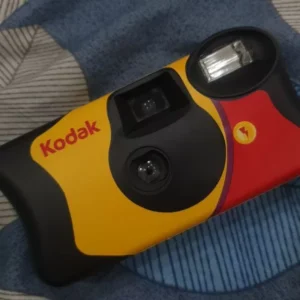 [Date 02/2028] Máy chụp ảnh 1 lần Kodak Funsaver 800 có sẳn trong máy 1 cuộn film Kodak 800 và tích hợp sẳn flash