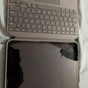 Bao da kèm phím Logitech Combo Touch dành cho iPad Gen 10 (10.9 inch) & Bút cảm ứng Logitech Crayon