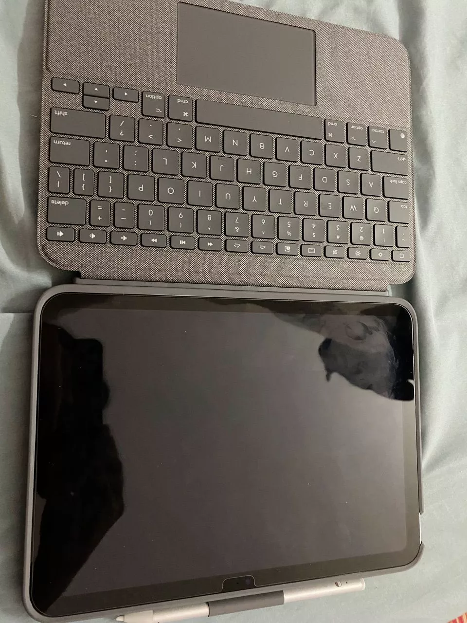 Bao da kèm phím Logitech Combo Touch dành cho iPad Gen 10 (10.9 inch) & Bút cảm ứng Logitech Crayon