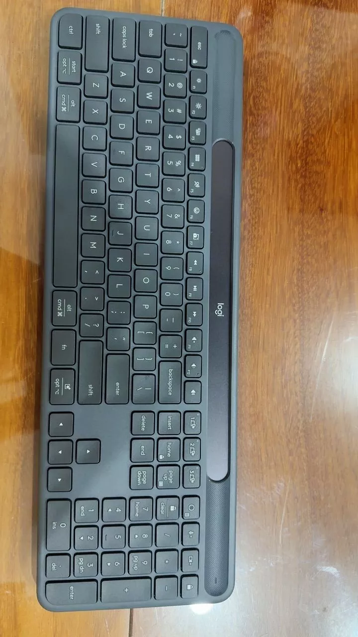 Bàn phím Bluetooth Logitech Signature Slim Solar+ K980 - Sạc bằng ánh sáng mặt trời & nhân tạo, Pin lên đến 10 năm