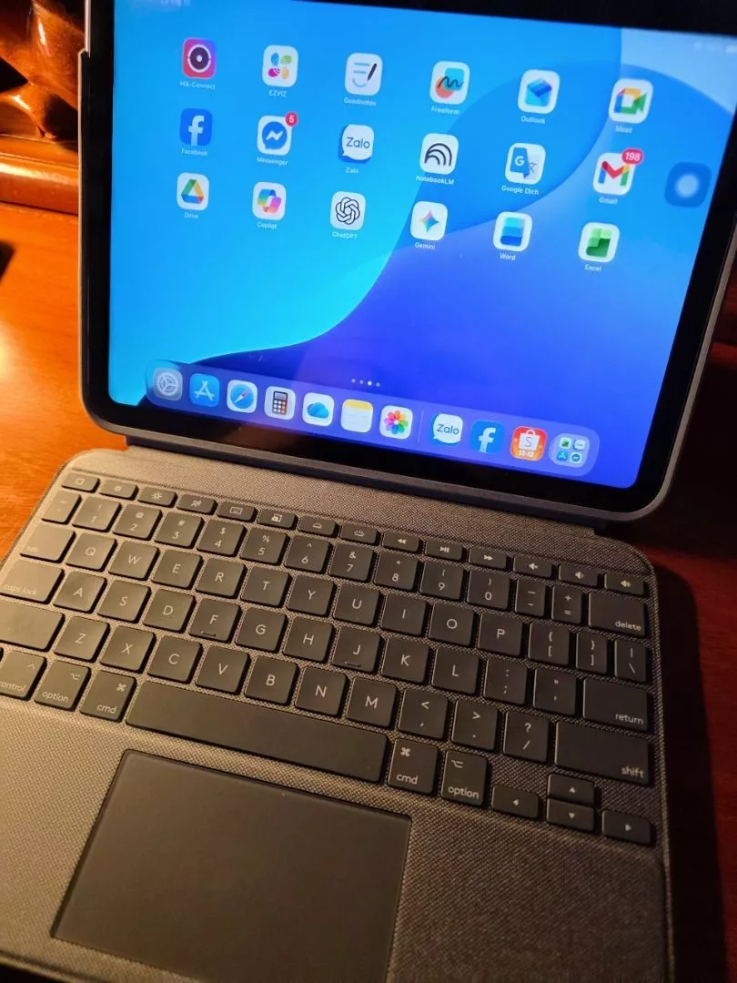 Bao da case kèm phím Logitech Combo Touch dành cho iPad Gen 10 (10.9 inch) - Tháo rời Trackpad