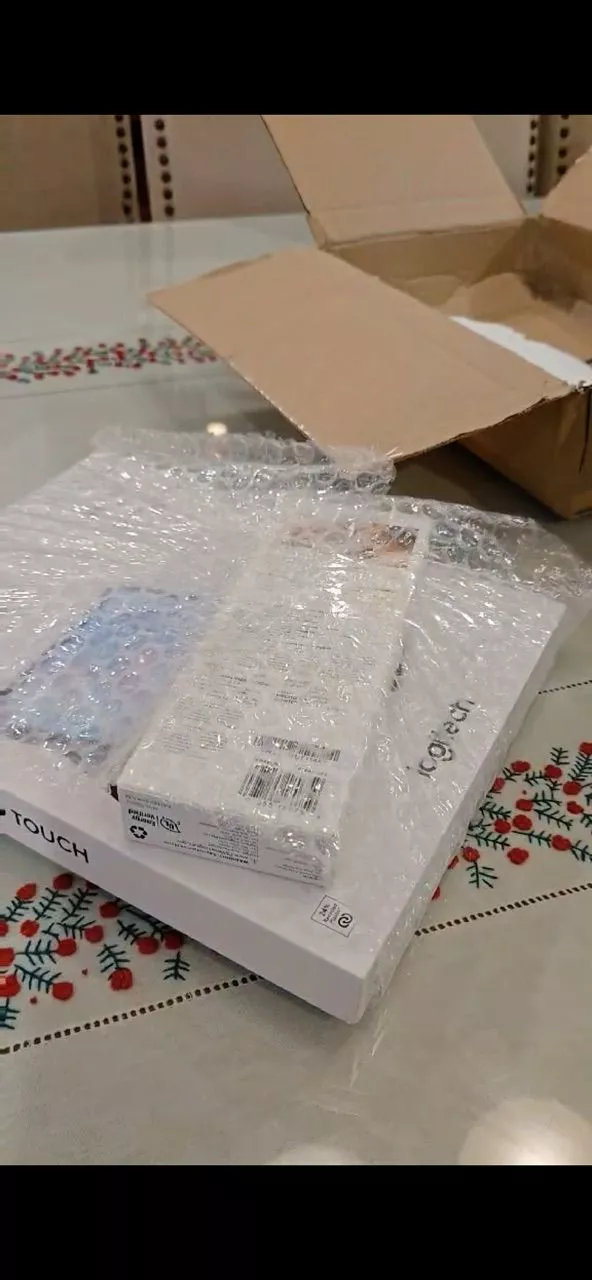 Bao da kèm bàn phím Logitech Combo Touch cho iPad Air 11 inch (M2 & M3), iPad Air 13 inch (M2) & Bút Logitech Crayon