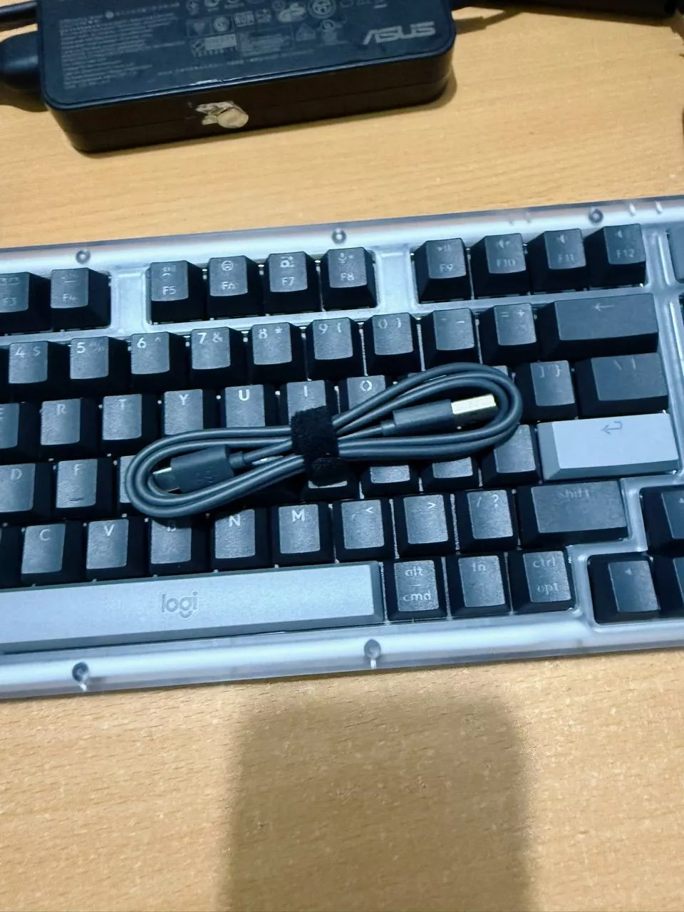 Bàn phím cơ không dây Logitech Alto Keys K98M - Đệm hấp thụ rung động, đèn nền, Bluetooth, Sạc USB-C