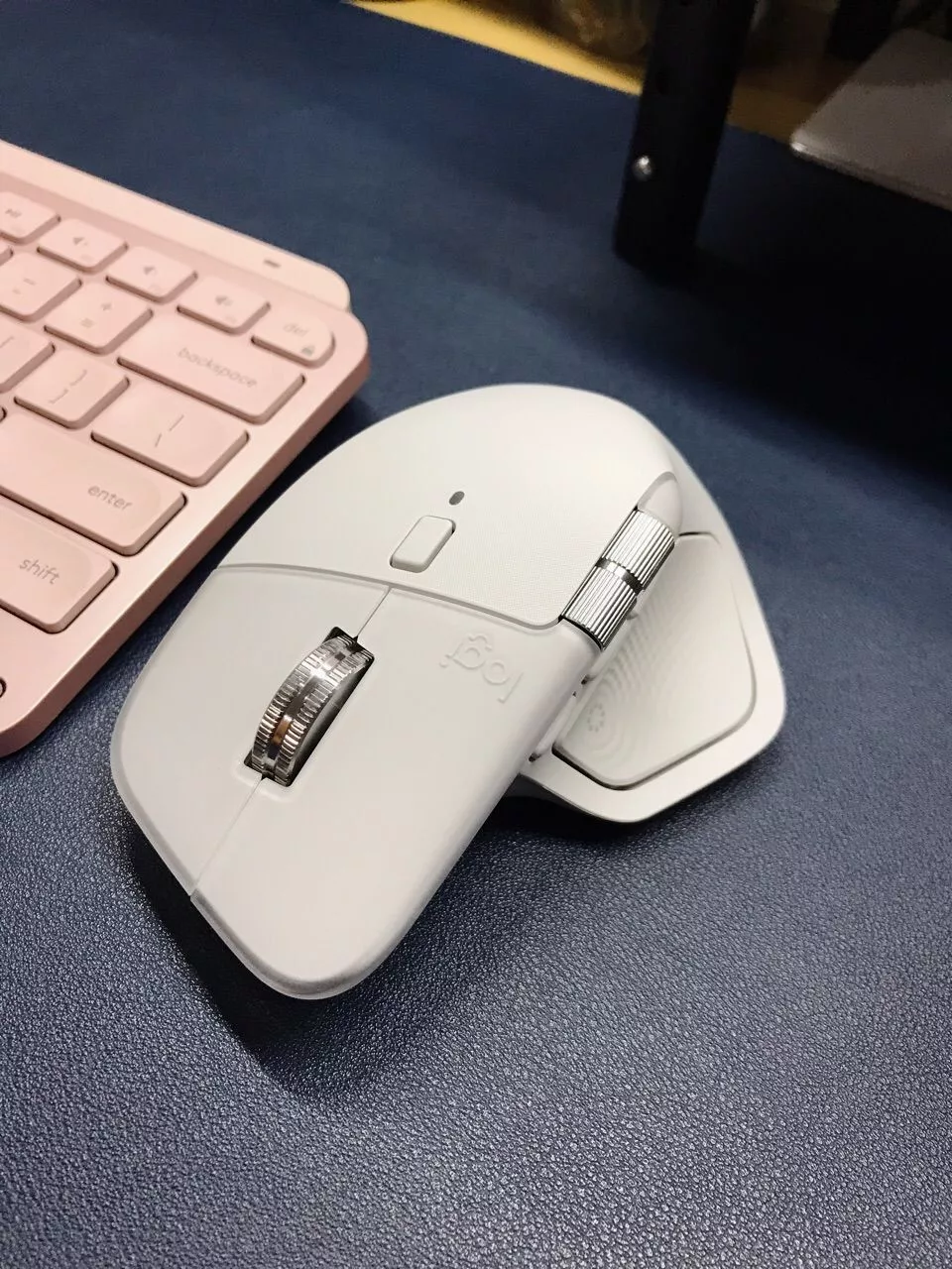 Chuột không dây công thái học Logitech MX Master 4 - Rung phản hồi, Cuộn siêu nhanh, Sạc USB-C