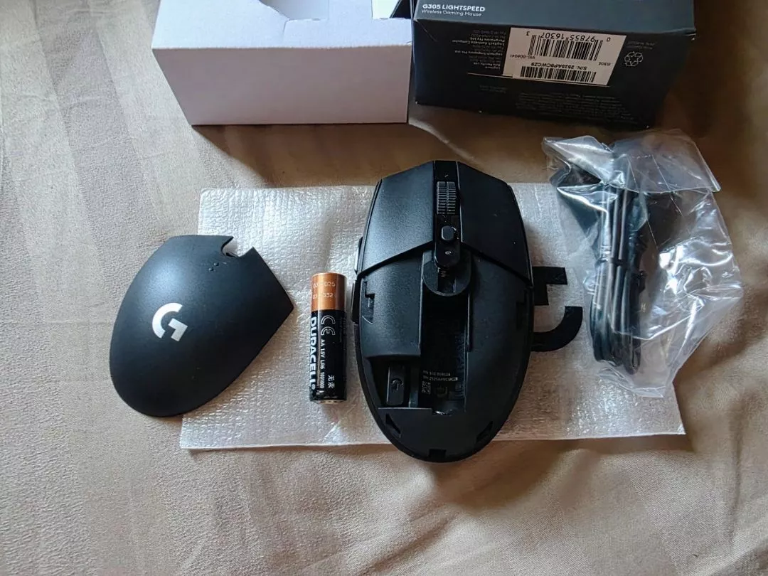 Chuột gaming không dây Logitech G G305 LIGHTSPEED - Hero 12K DPI, Nhẹ 99g, 6 nút lập trình, Pin 250h