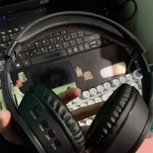 Tai nghe Bluetooth 5.3 GOOJODOQ, âm thanh nổi HiFi, thời lượng pin dài và nhiều chế độ phát lại.