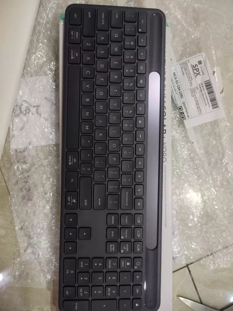 Bàn phím Bluetooth Logitech Signature Slim Solar+ K980 - Sạc bằng ánh sáng mặt trời & nhân tạo, Pin lên đến 10 năm