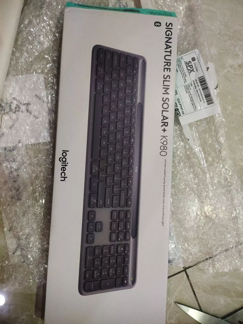 Bàn phím Bluetooth Logitech Signature Slim Solar+ K980 - Sạc bằng ánh sáng mặt trời & nhân tạo, Pin lên đến 10 năm