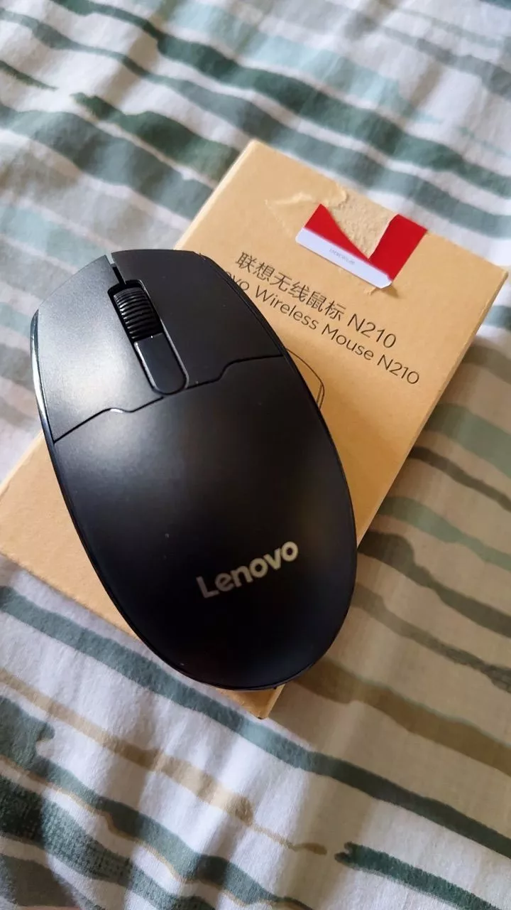 Chuột không dây Lenovo N210 có thiết kế chống trượt, hình dáng tiện dụng, nhẹ, dễ mang theo, tương thích với nhiều thiết bị và thời lượng pin dài.