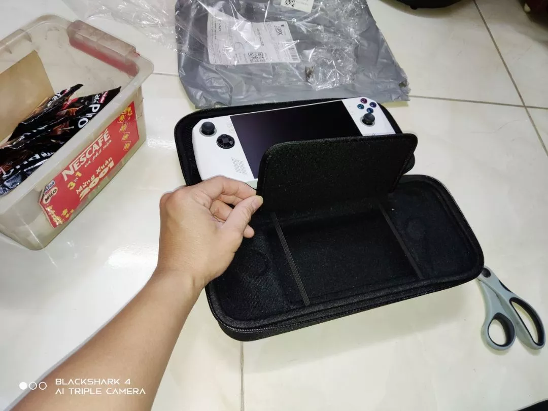 Túi chống sốc Aolion cho Rog Ally bảo vệ và đựng trọn bộ phụ kiện.