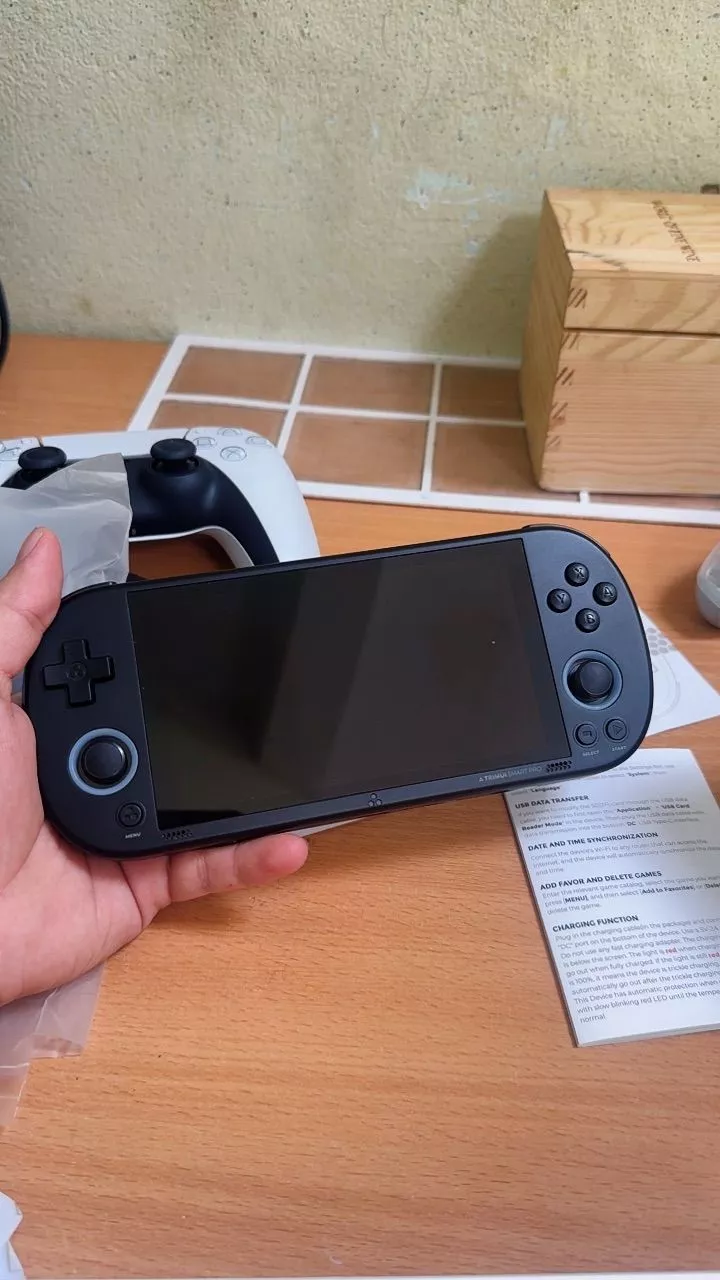 TrimUI Smart Pro máy chơi game cầm tay mới của TrimUI, màn hình HD cực đẹp nâng cấp đáng giá so với bản cũ | IZZYGAME