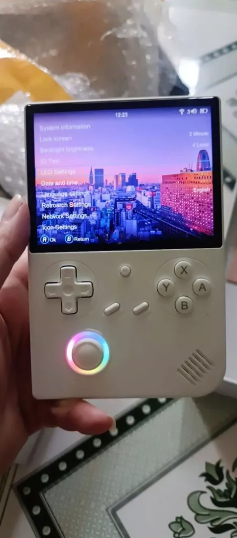 Anbernic rg40xx v máy dọc giá rẻ xịn nhất của Anbernic, màn hình 4inch, cấu hình cao chơi psp, ps1 snes, nes gba gbc...