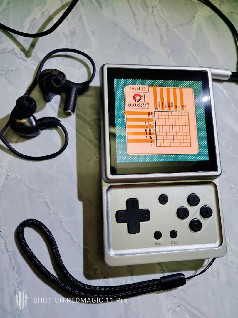 Anbernic rg rotate xoay độc đáo , chạy android, nhỏ gọn, hỗ trợ tới ps2 thoải mái chiến kho game retro